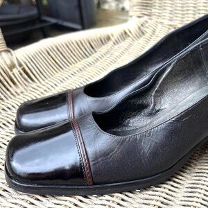 Roberto Capucci vintage style black leather pumps.